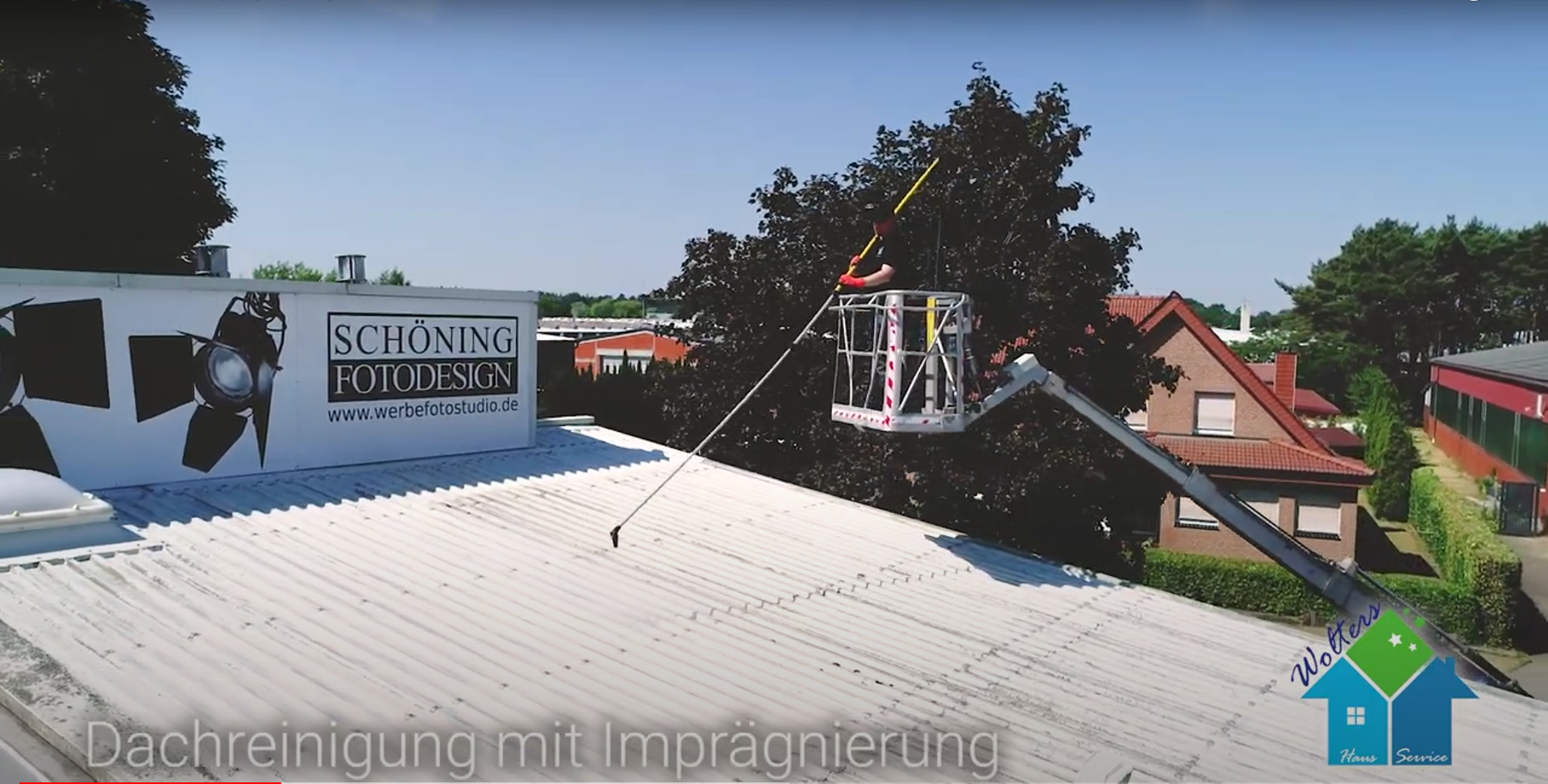 Dachreinigung in Hopsten: Einsatz mit dem Steiger und Teleskoplanze.